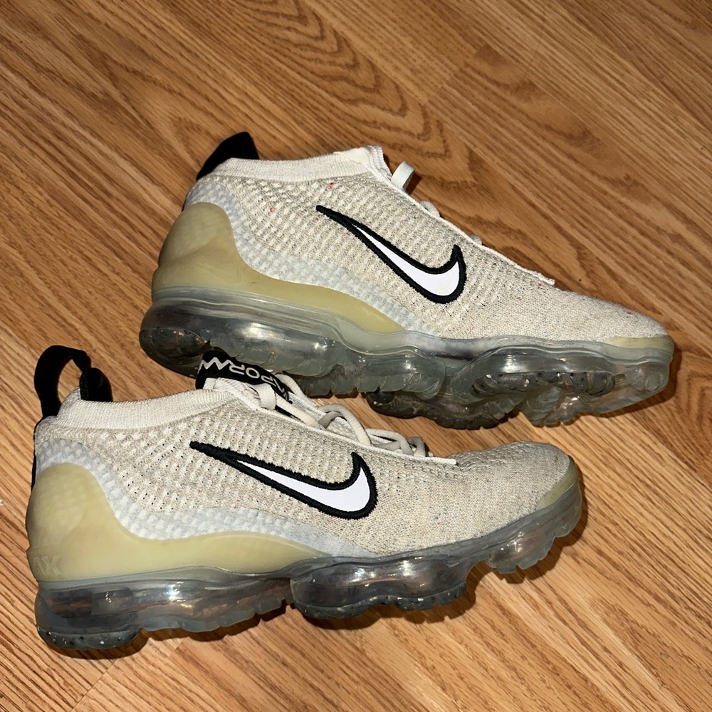 worn once womens nike vapormax!! just don’t wear them. 5Y but womens 6.5